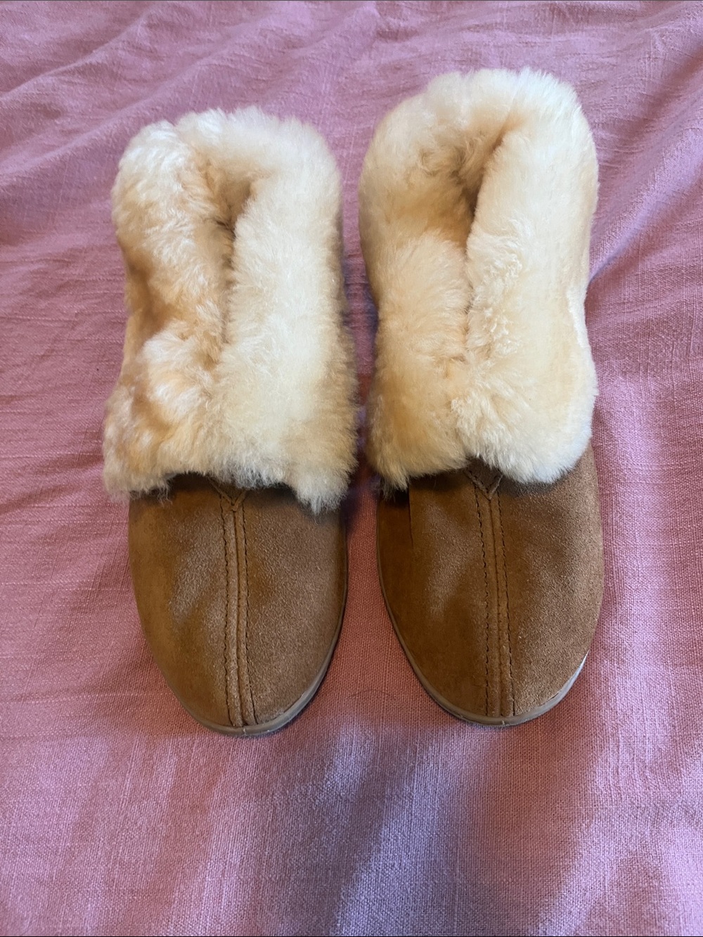 Minnetonka Women’s Cozy Shearling-Lined Slip-On Slippers in Chestnut